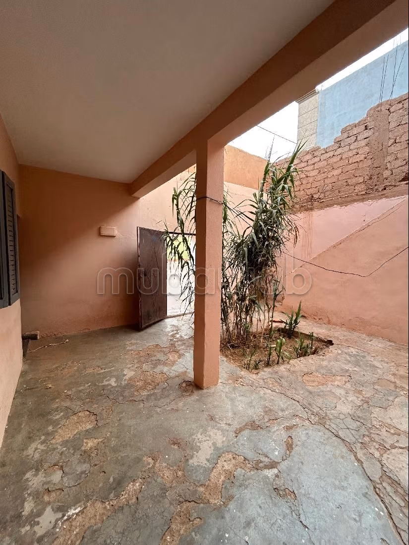 Find your house to buy. 5 beautiful rooms. Green areas, Balcony. 