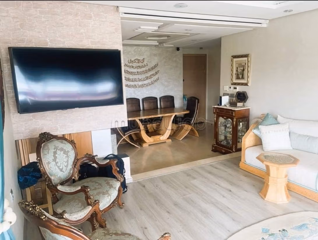 Sell apartment. 3 large rooms. Swimming pool and air conditioning. 