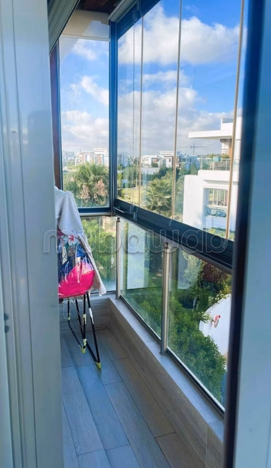 Sell apartment. 3 large rooms. Swimming pool and air conditioning. 