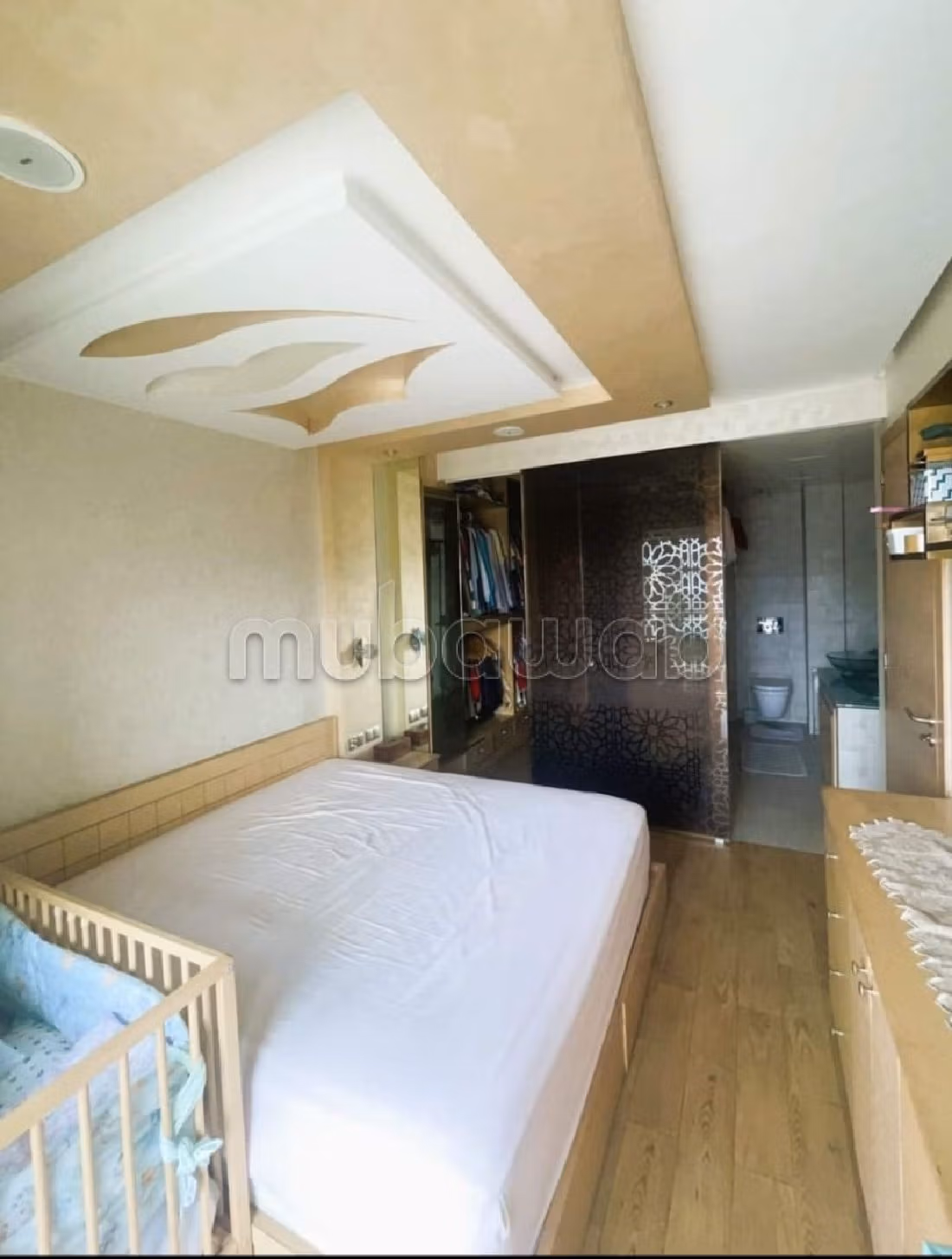 Sell apartment. 3 large rooms. Swimming pool and air conditioning. 