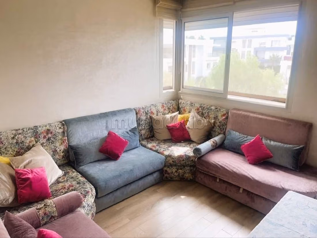 Sell apartment. 3 large rooms. Swimming pool and air conditioning. 