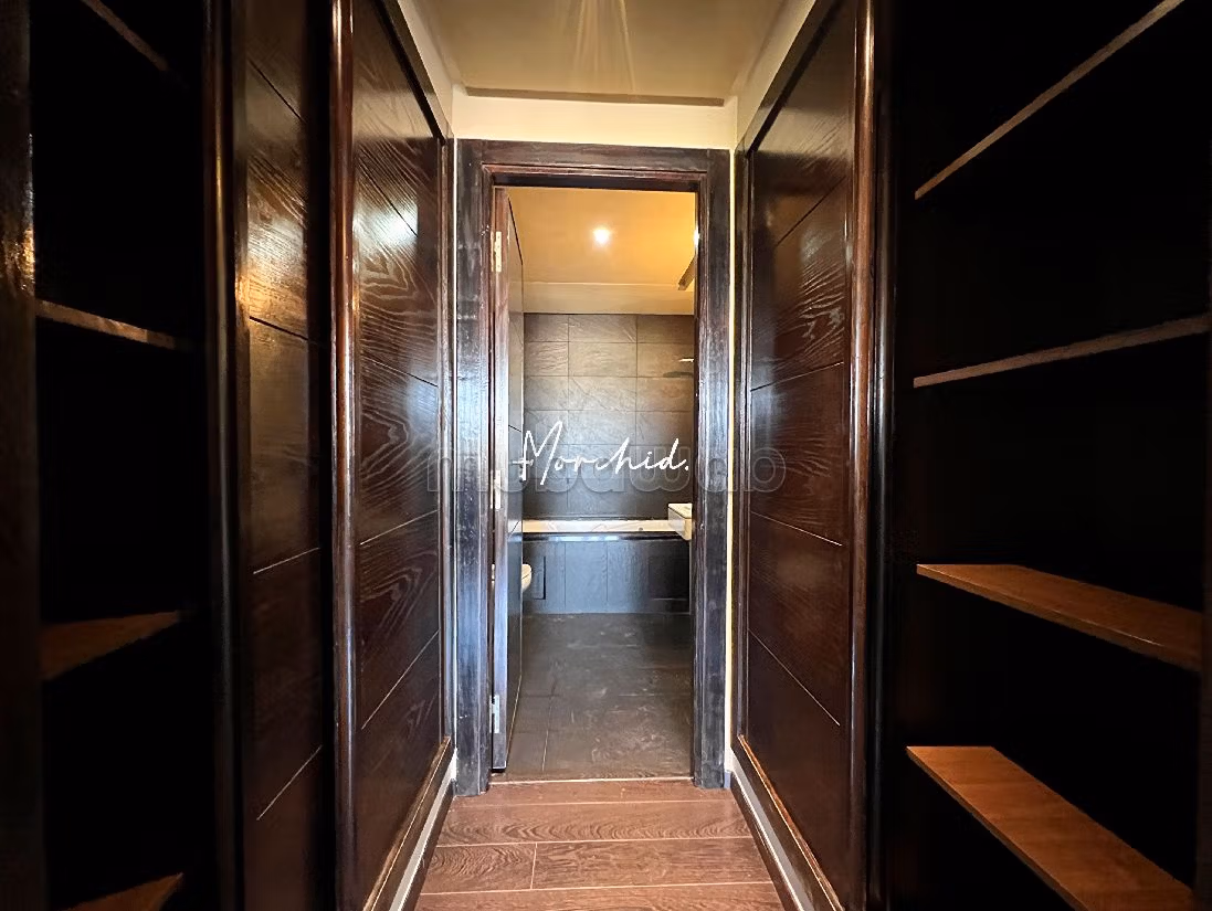 Te huur: appartementen in Ain Diab. Oppervlakte 155 m². Garage en lift. 