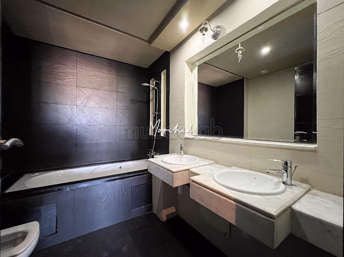 Te huur: appartementen in Ain Diab. Oppervlakte 155 m². Garage en lift. 