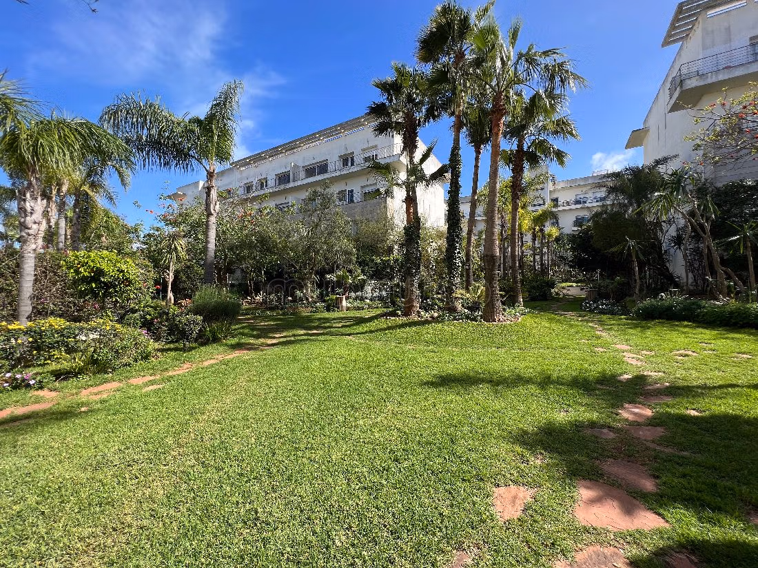 Te huur: appartementen in Ain Diab. Oppervlakte 155 m². Garage en lift. 