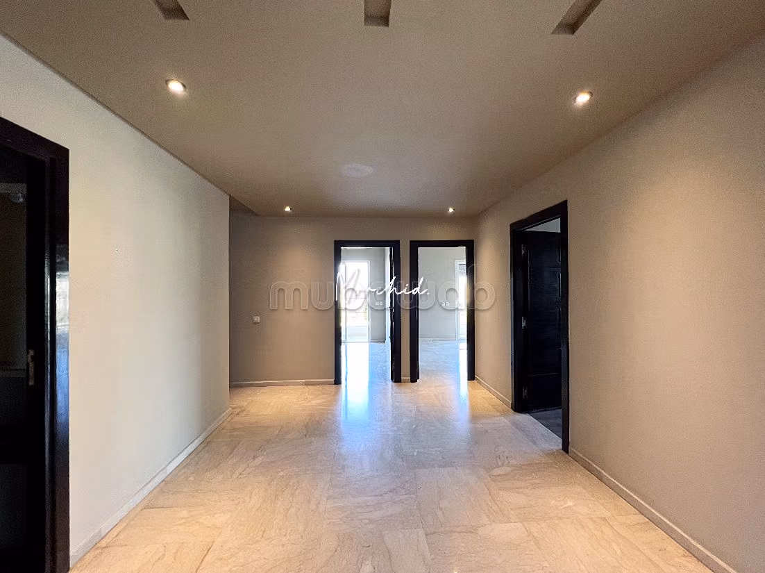 Te huur: appartementen in Ain Diab. Oppervlakte 155 m². Garage en lift. 