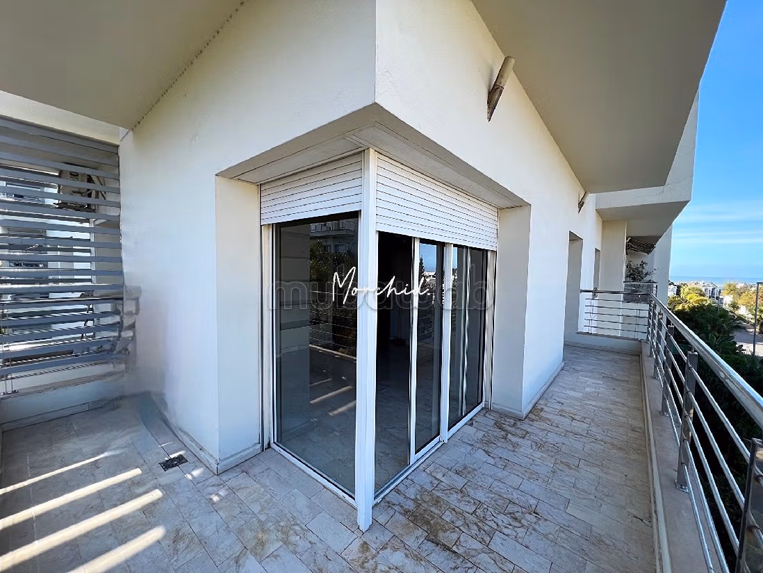 Te huur: appartementen in Ain Diab. Oppervlakte 155 m². Garage en lift. 