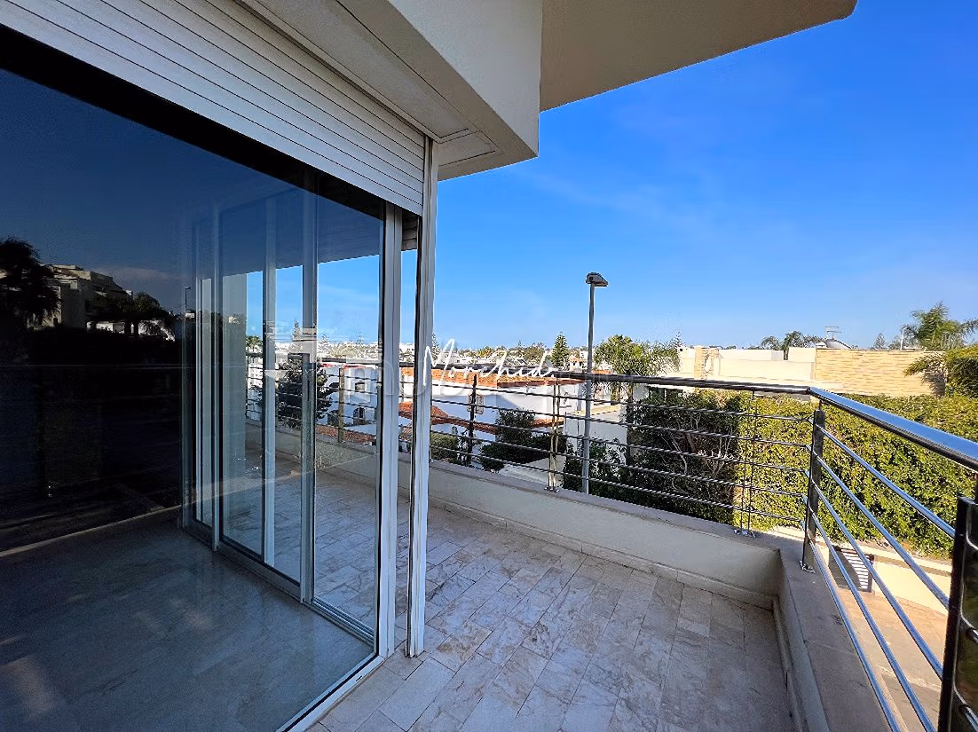 Te huur: appartementen in Ain Diab. Oppervlakte 155 m². Garage en lift. 