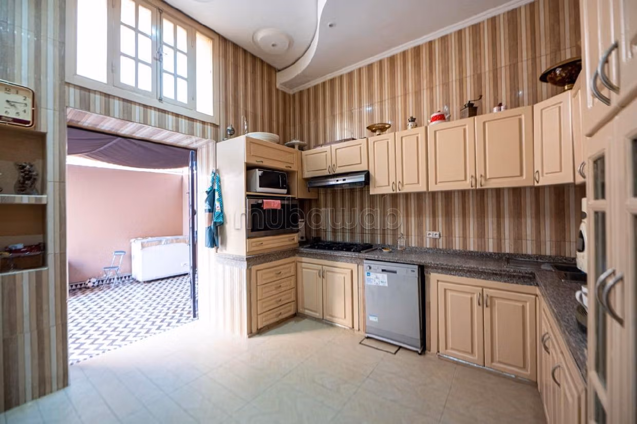 Eccezionale villa in vendita a Jawhar. 6 belle camere da letto. arredato.