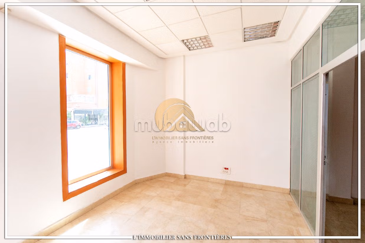 Offices & shops to rent in Massira 3. Dimension 80 m². Air-conditioned. 