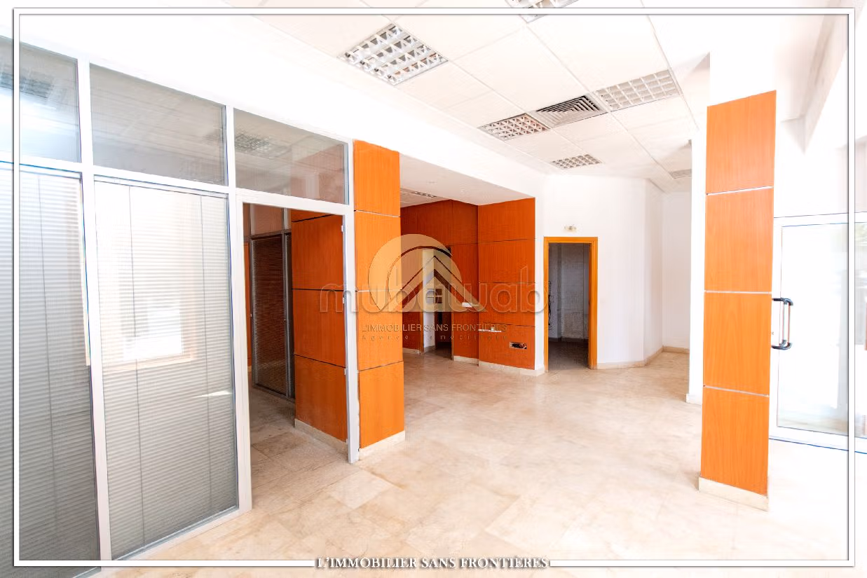Offices & shops to rent in Massira 3. Dimension 80 m². Air-conditioned. 
