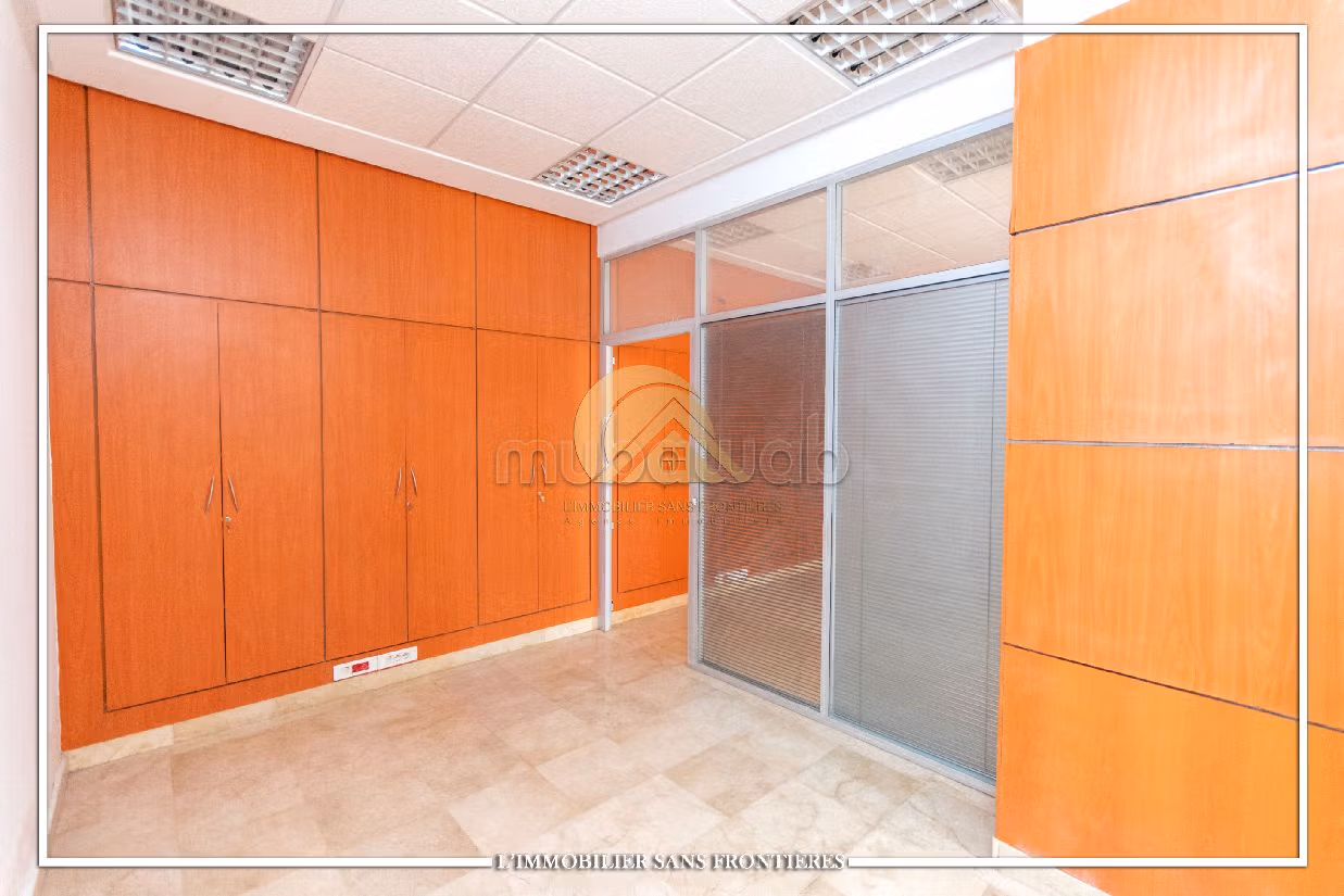 Offices & shops to rent in Massira 3. Dimension 80 m². Air-conditioned. 