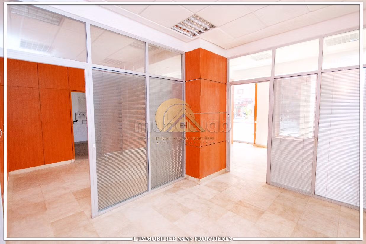 Offices & shops to rent in Massira 3. Dimension 80 m². Air-conditioned. 