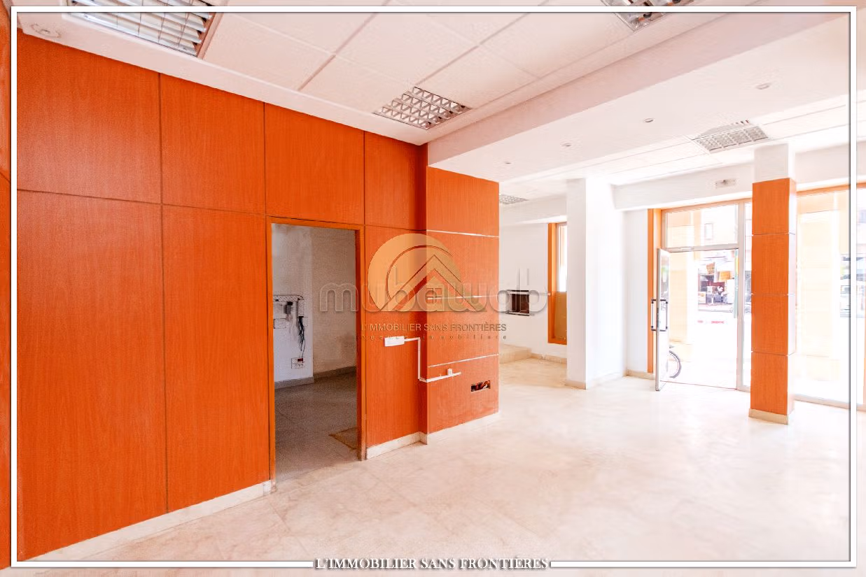 Offices & shops to rent in Massira 3. Dimension 80 m². Air-conditioned. 