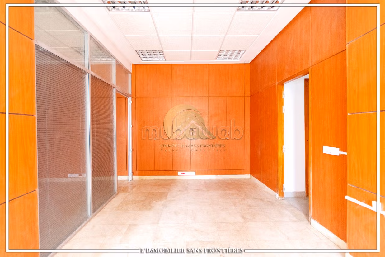 Offices & shops to rent in Massira 3. Dimension 80 m². Air-conditioned. 