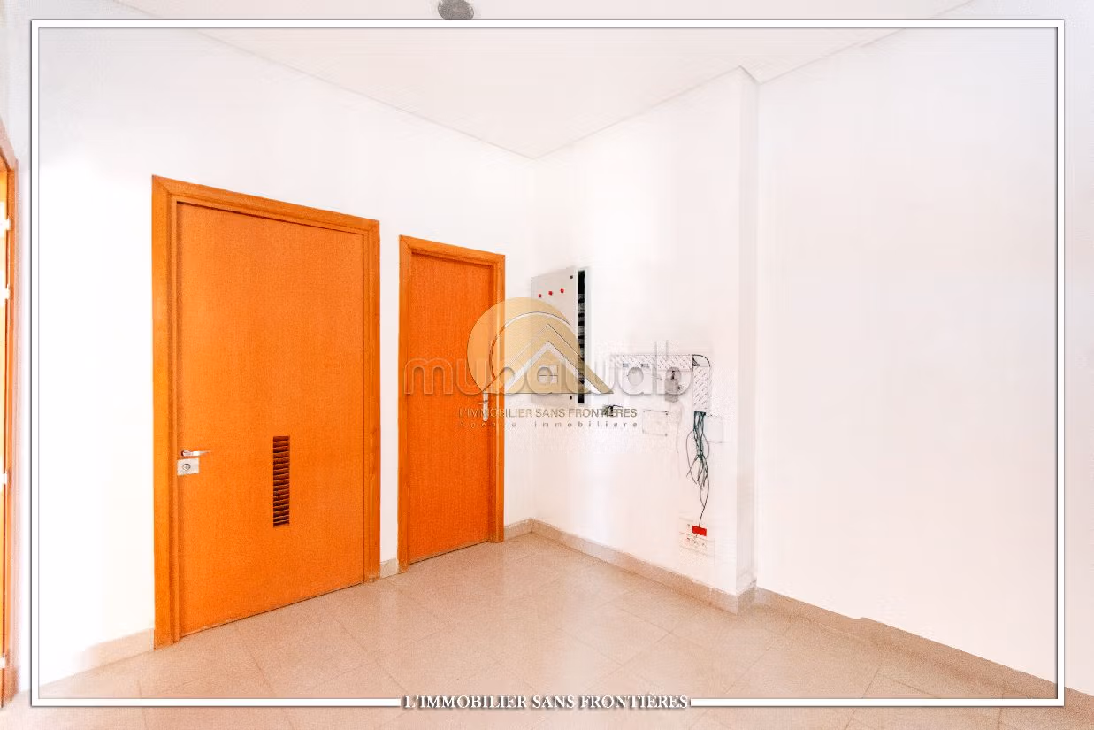 Offices & shops to rent in Massira 3. Dimension 80 m². Air-conditioned. 