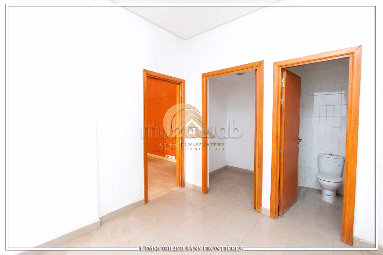 Offices & shops to rent in Massira 3. Dimension 80 m². Air-conditioned. 