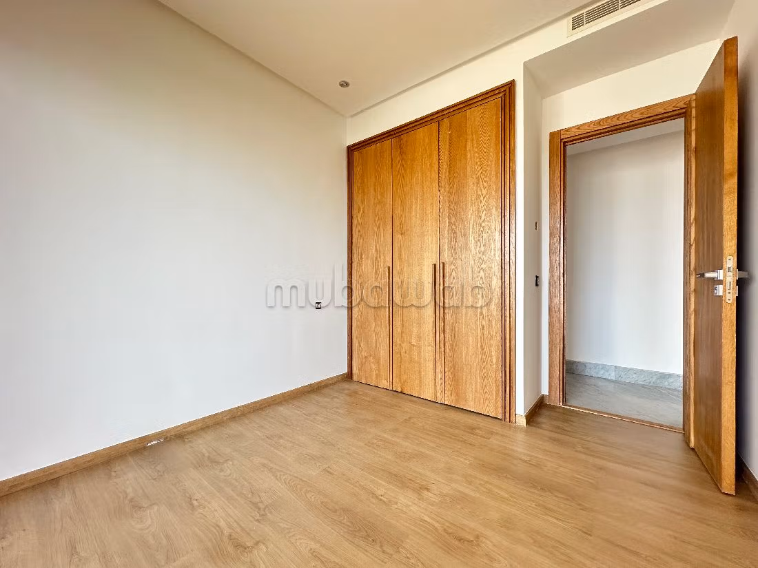 Magnífico piso en venta en Casablanca Finance City. 3 hermosas habitaciones. Sistema de antena parabólica, seguridad implementada.