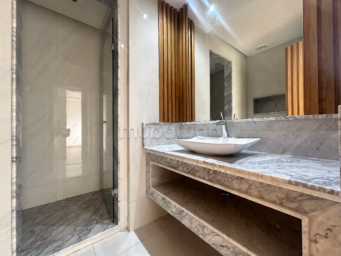 Magnífico piso en venta en Casablanca Finance City. 3 hermosas habitaciones. Sistema de antena parabólica, seguridad implementada.