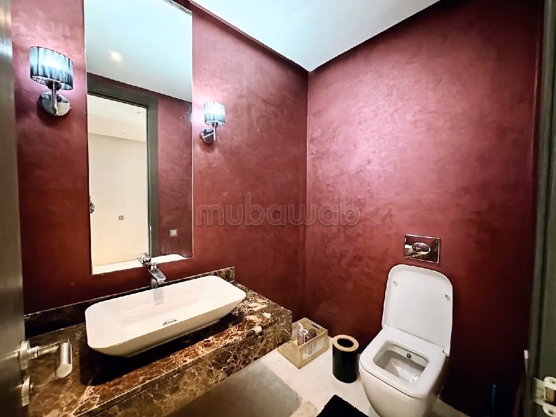 شقة رائعة للإيجار بعين الذياب. 3 قطع. مفروشة