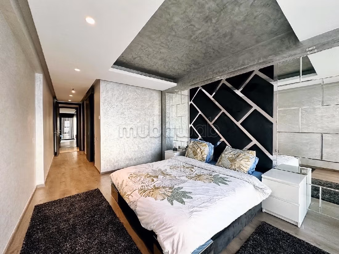 شقة رائعة للإيجار بعين الذياب. 3 قطع. مفروشة