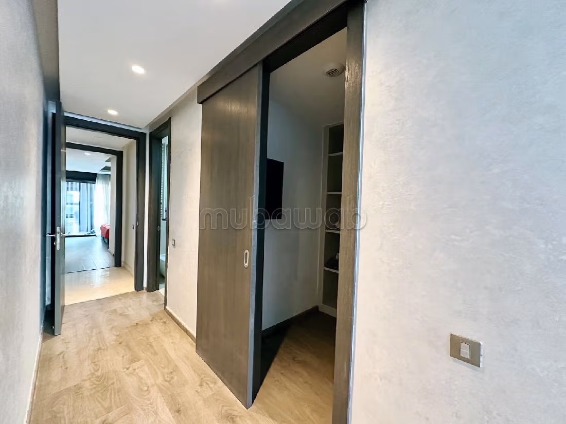 شقة رائعة للإيجار بعين الذياب. 3 قطع. مفروشة