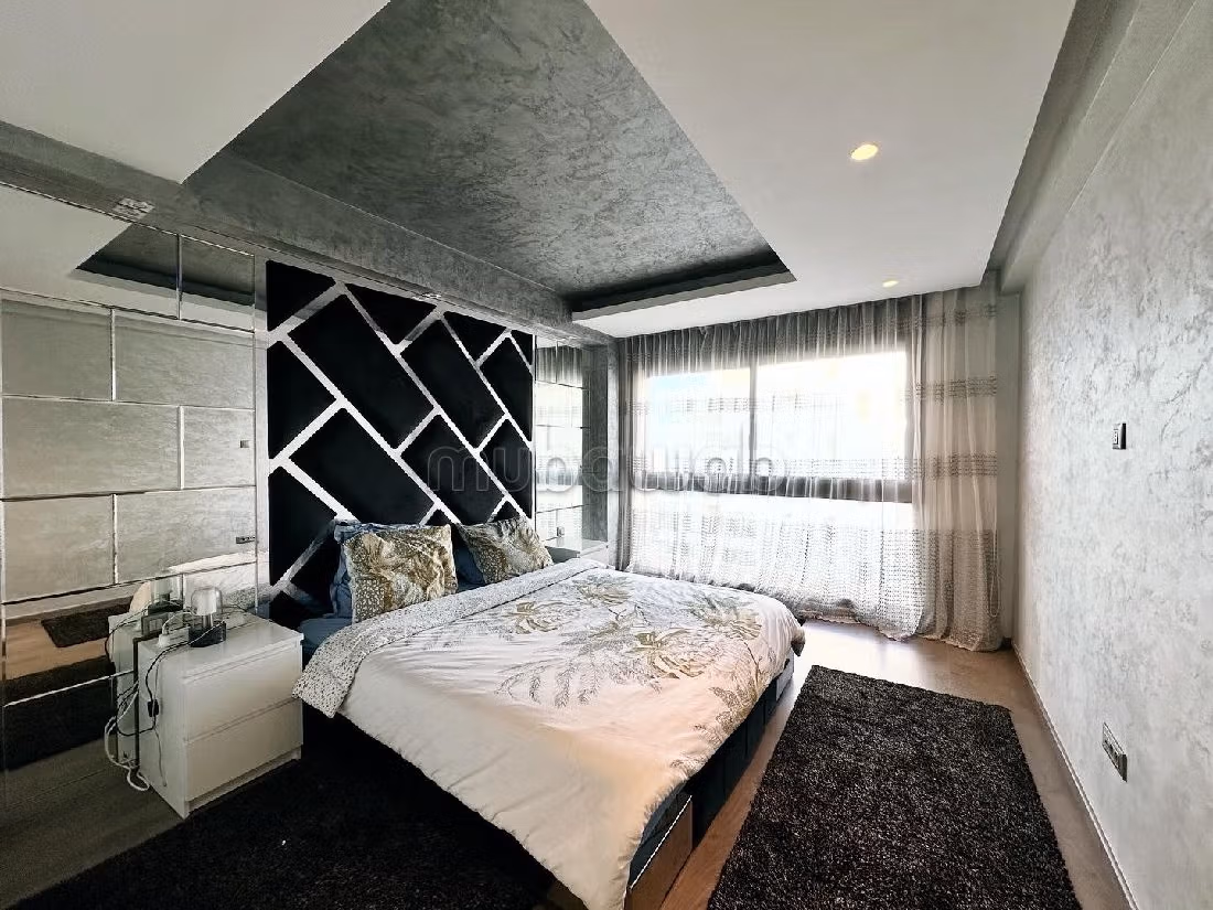 شقة رائعة للإيجار بعين الذياب. 3 قطع. مفروشة