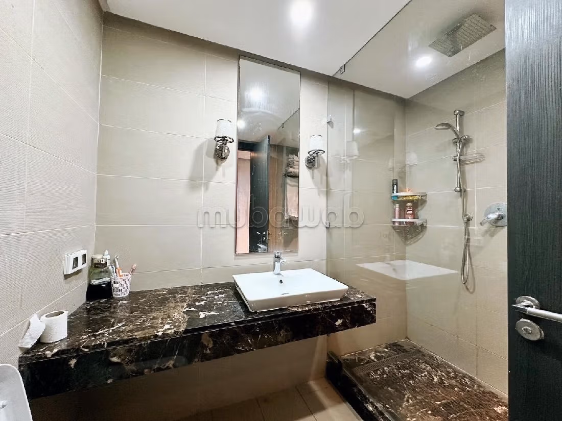 شقة رائعة للإيجار بعين الذياب. 3 قطع. مفروشة