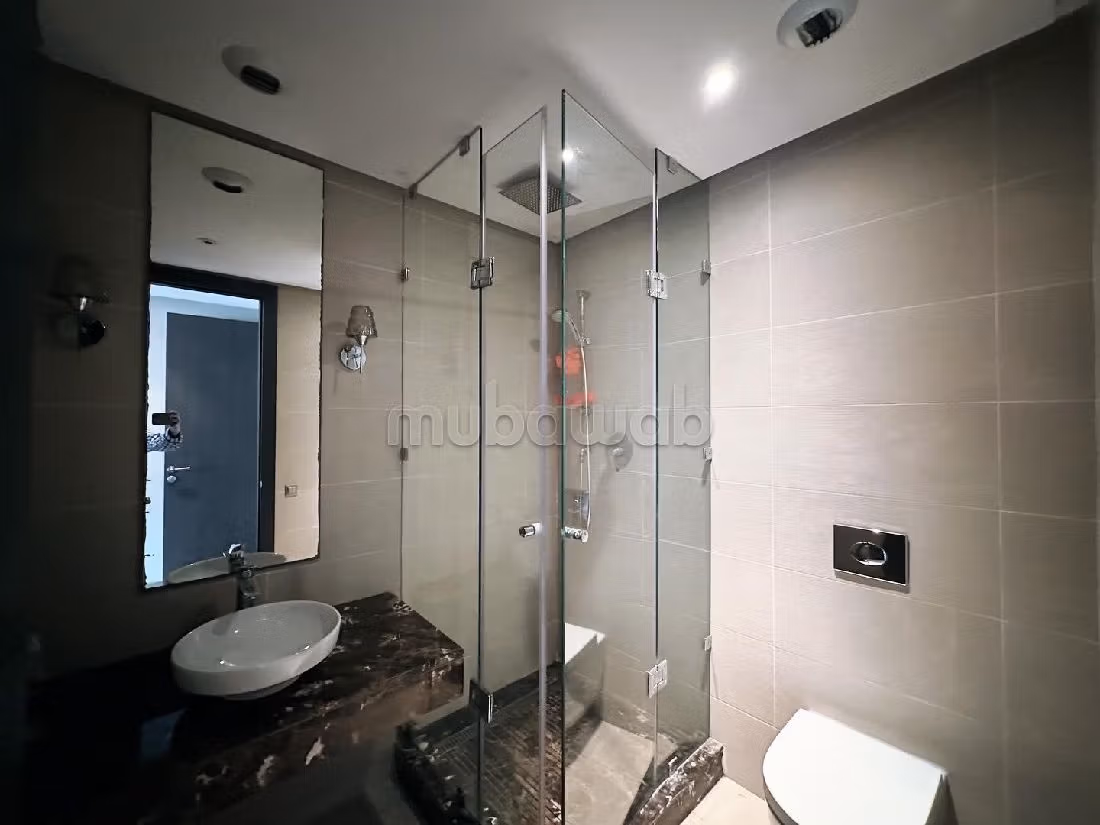 شقة رائعة للإيجار بعين الذياب. 3 قطع. مفروشة