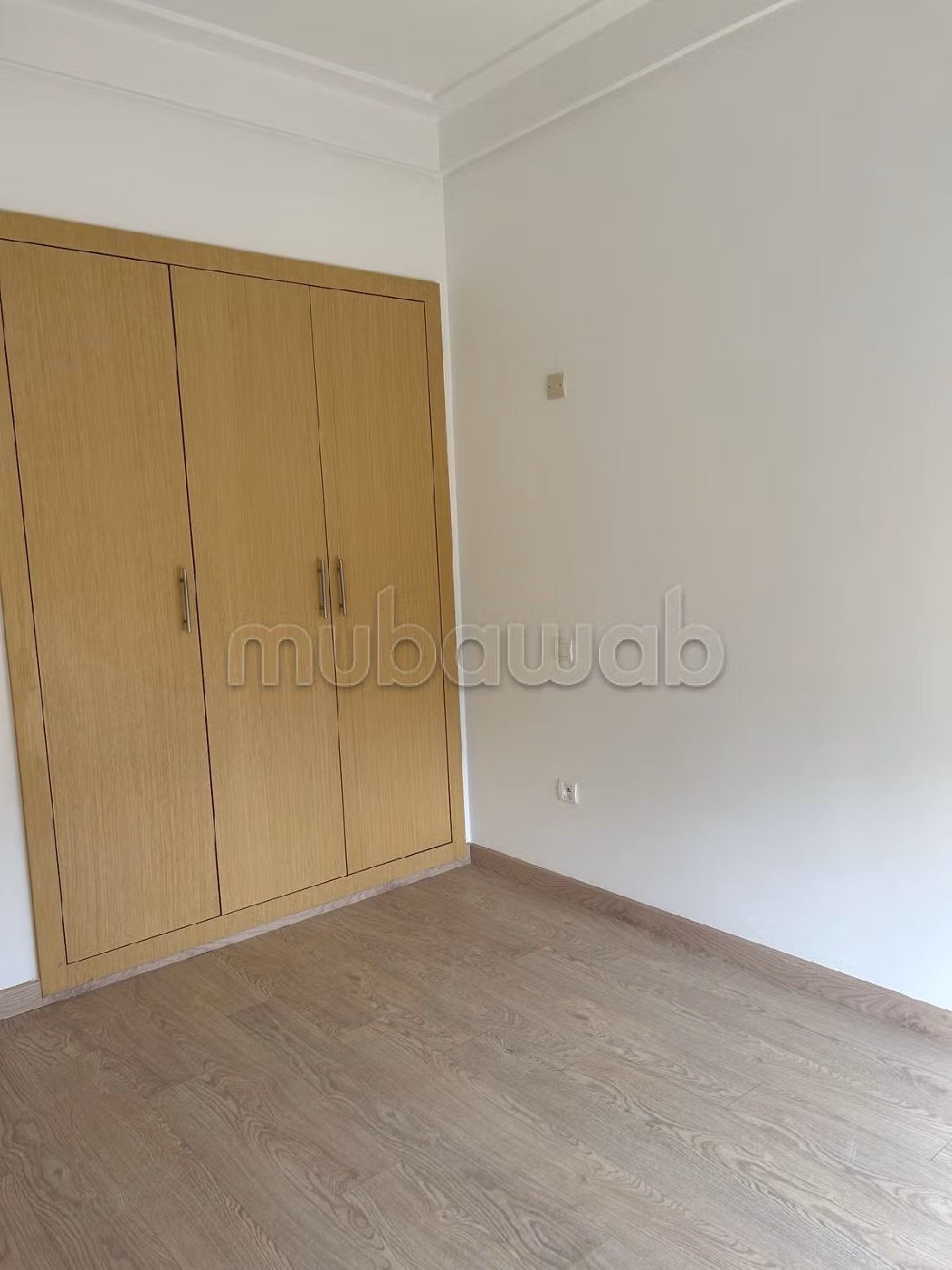 شقة جميلة للكراء ب الحي المالي للدار البيضاء. 2 قطع رائعة. شرفة ومصعد. 