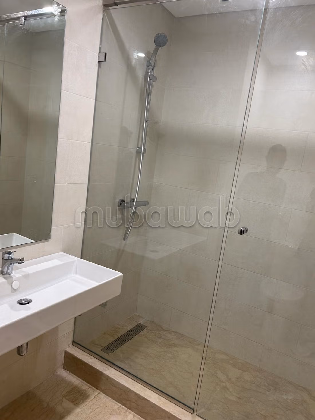 شقة جميلة للكراء ب الحي المالي للدار البيضاء. 2 قطع رائعة. شرفة ومصعد. 