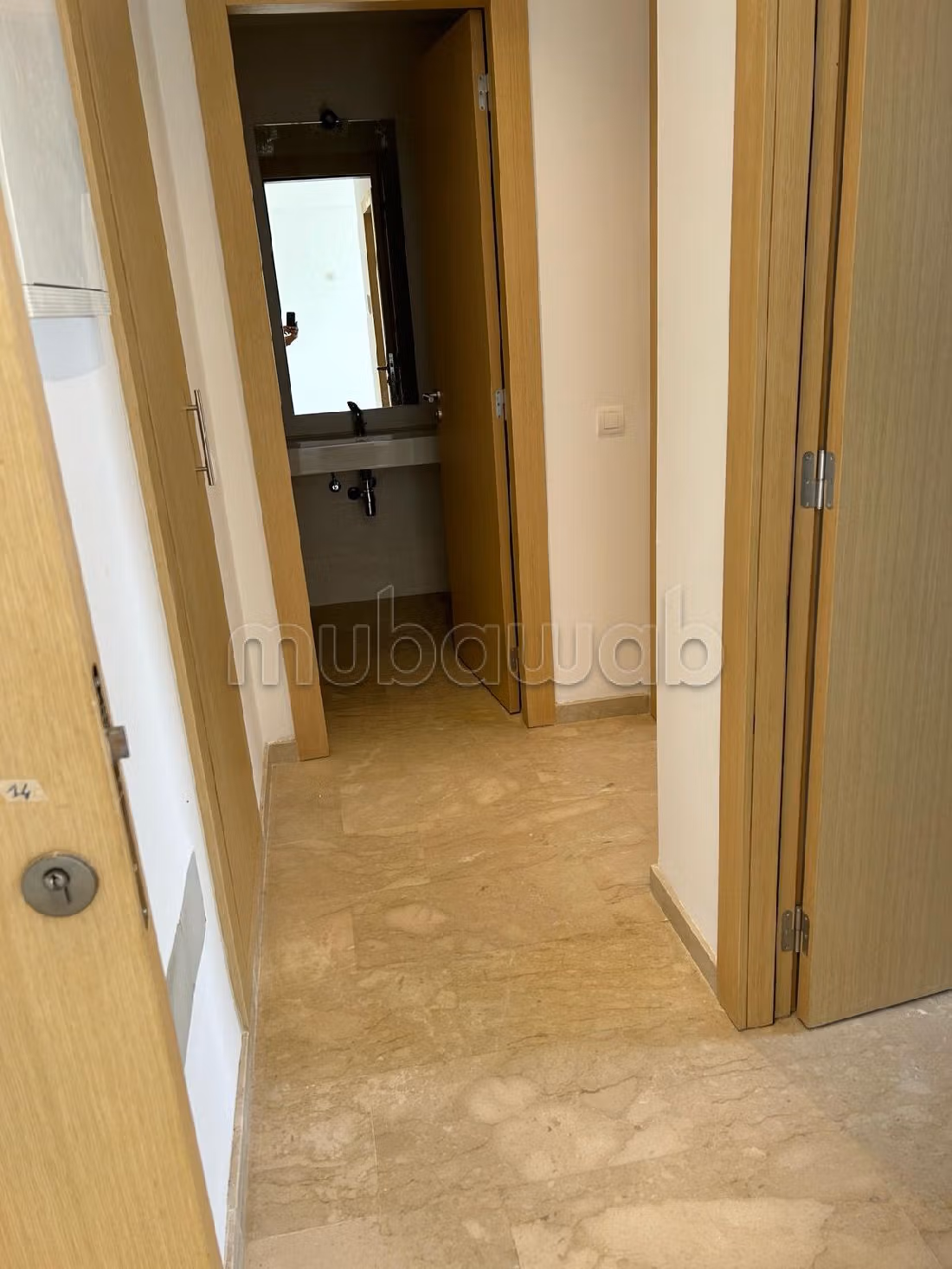 شقة جميلة للكراء ب الحي المالي للدار البيضاء. 2 قطع رائعة. شرفة ومصعد. 