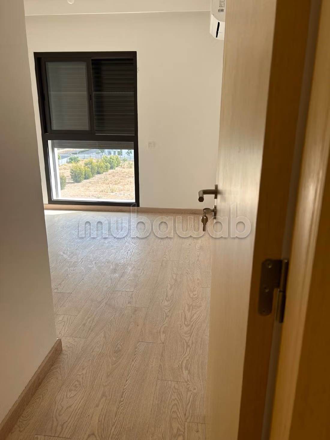 شقة جميلة للكراء ب الحي المالي للدار البيضاء. 2 قطع رائعة. شرفة ومصعد. 