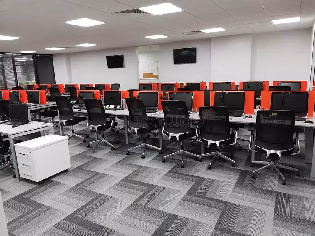 Ufficio disponibile in affitto a Les Hôpitaux. Superficie di 315 m². Ascensore e posto auto