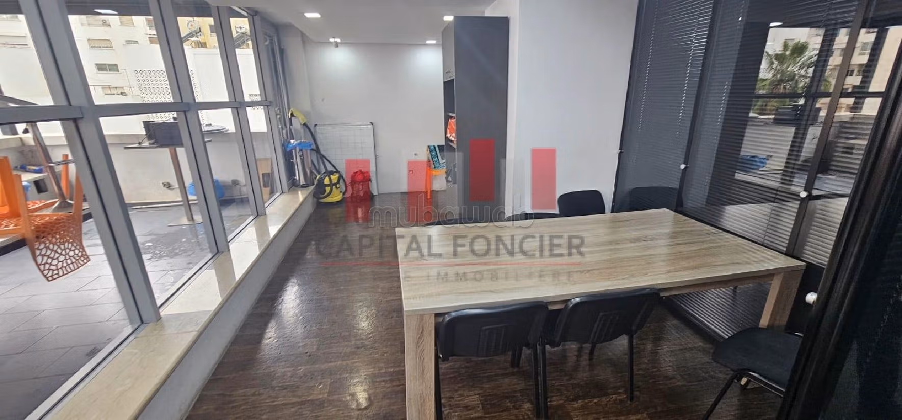 Ufficio disponibile in affitto a Les Hôpitaux. Superficie di 315 m². Ascensore e posto auto