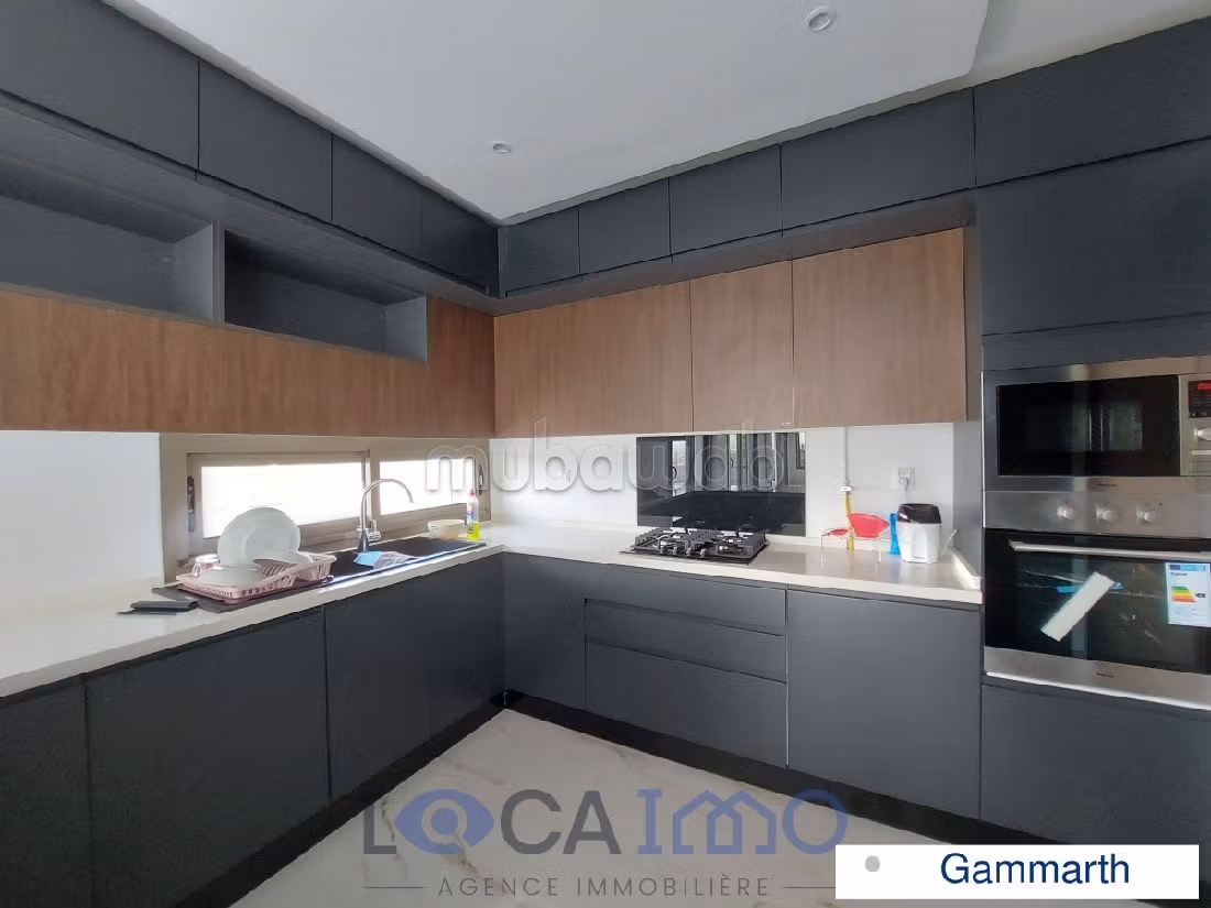 Affitto di un bellissimo appartamento a Gammarth. Superficie 330 m². Terrazzo e garage. 