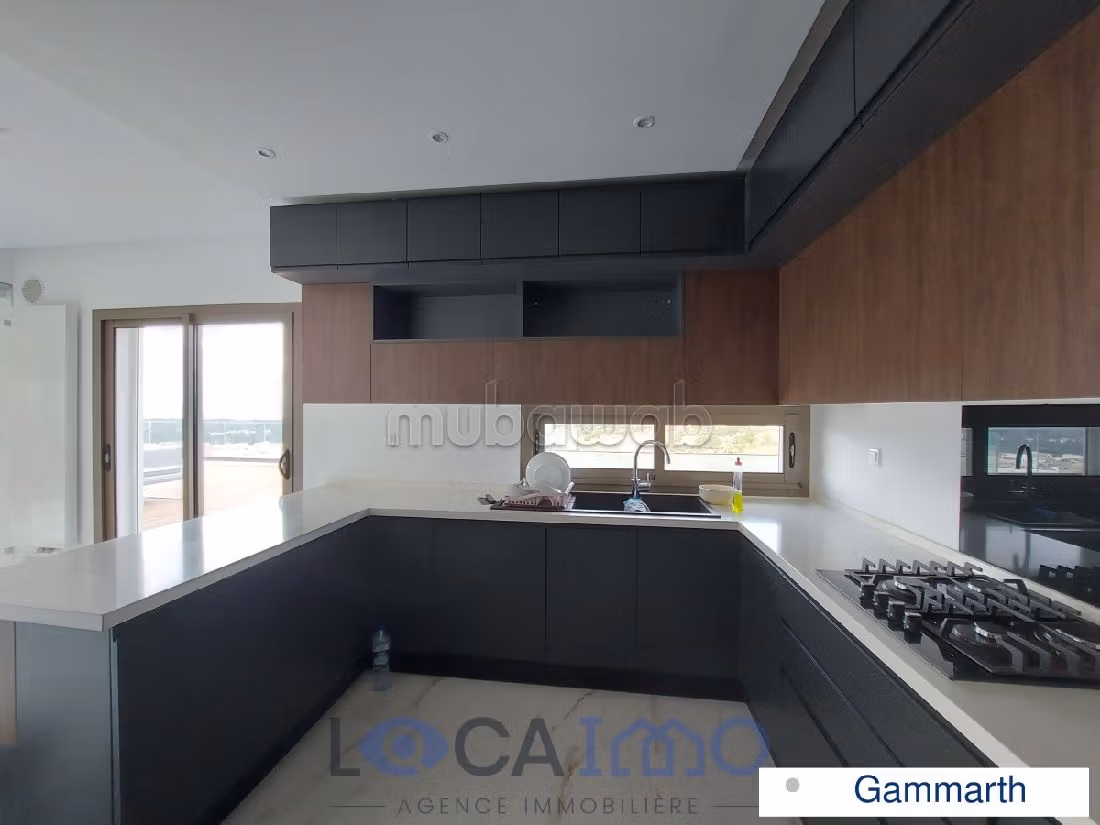 Affitto di un bellissimo appartamento a Gammarth. Superficie 330 m². Terrazzo e garage. 