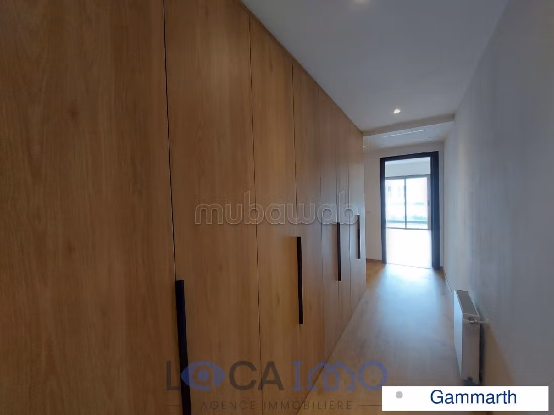 Affitto di un bellissimo appartamento a Gammarth. Superficie 330 m². Terrazzo e garage. 