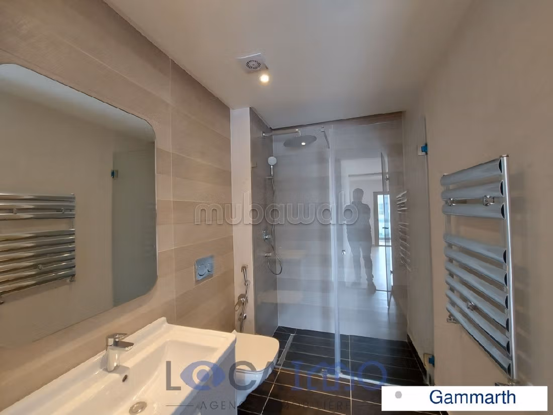Affitto di un bellissimo appartamento a Gammarth. Superficie 330 m². Terrazzo e garage. 