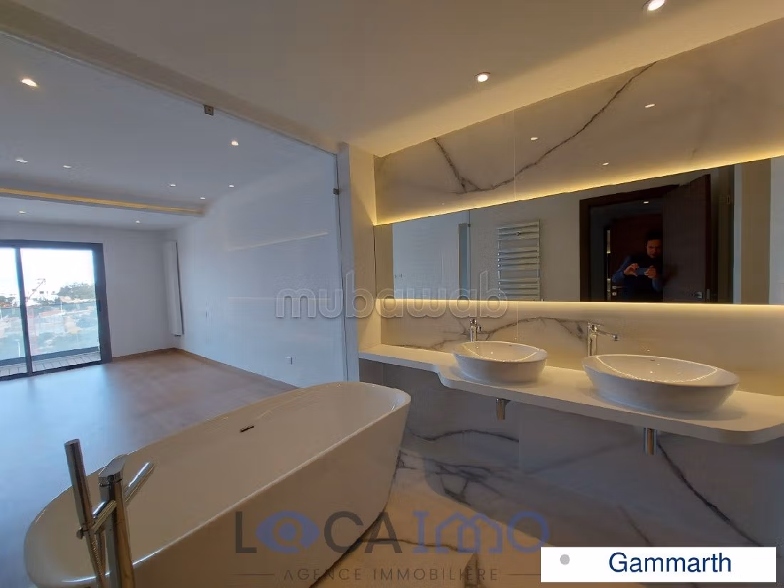 Affitto di un bellissimo appartamento a Gammarth. Superficie 330 m². Terrazzo e garage. 