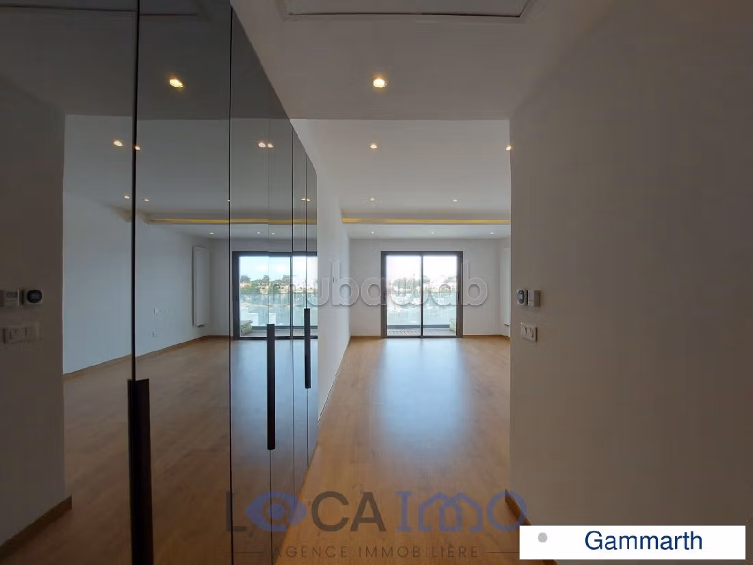 Affitto di un bellissimo appartamento a Gammarth. Superficie 330 m². Terrazzo e garage. 