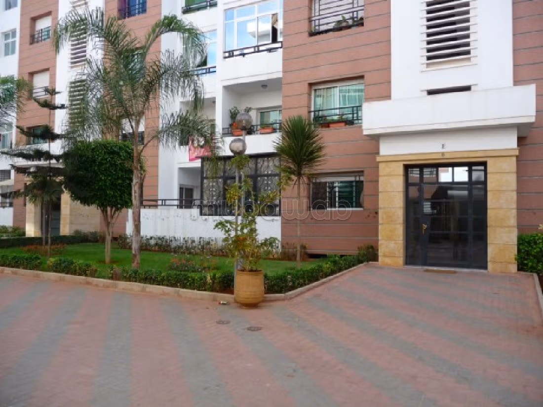 Sell apartment. Surface area 82 m². Satellite dish system and secured residence. 