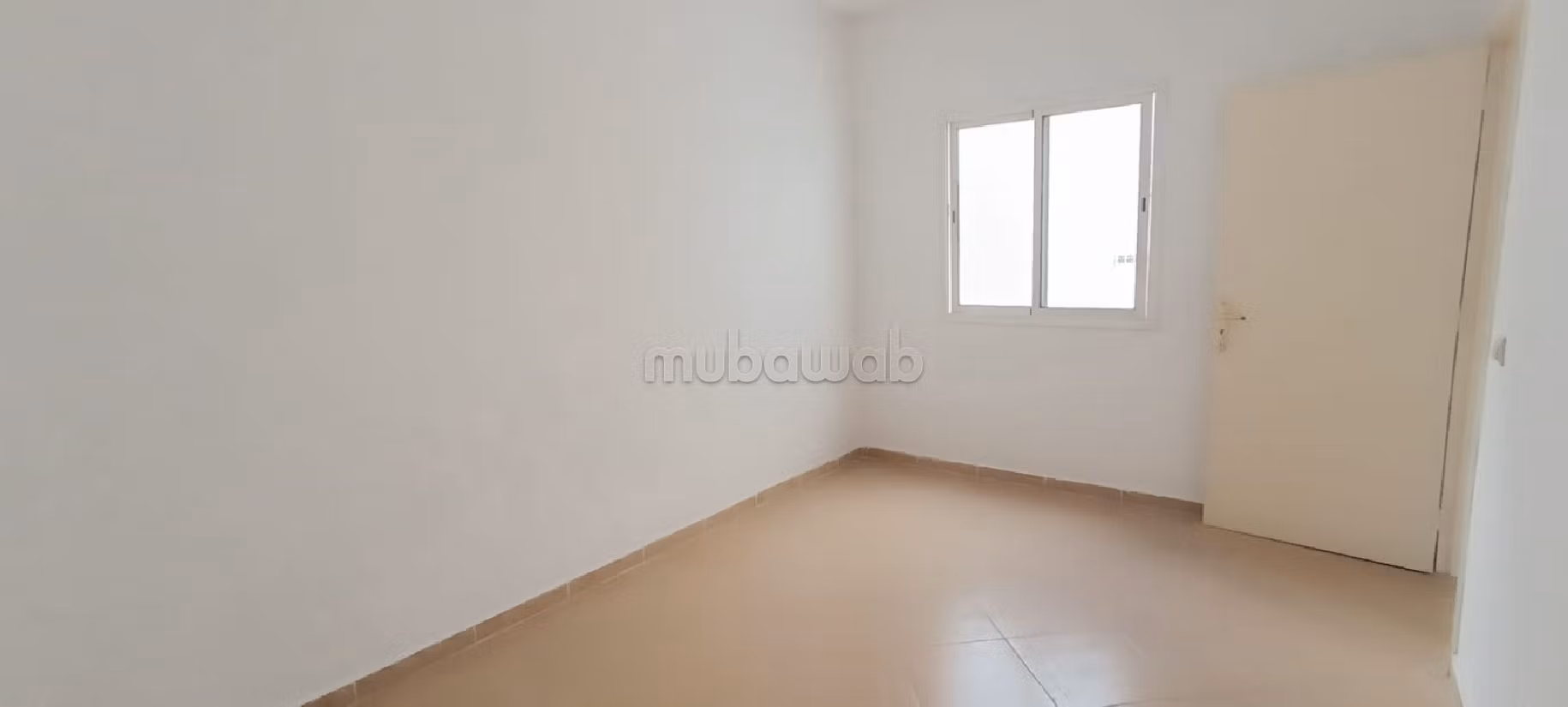 شقة جميلة للبيع بوسط المدينة. 3 قطع مريحة. إقامة بالبواب. 