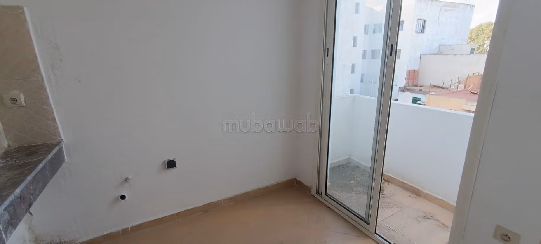 شقة جميلة للبيع بوسط المدينة. 3 قطع مريحة. إقامة بالبواب. 