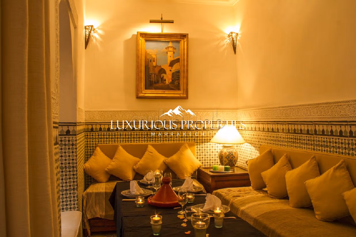 Magnifico riad in vendita a Boulevard Med 6. 10 locali spaziosi. Cucina completamente equipaggiata. 