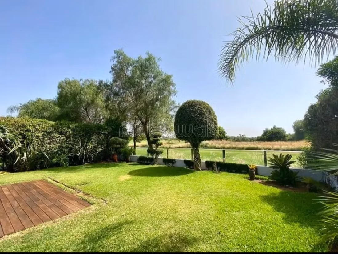 Fabulous house for sale. Dimension 561 m². Swimming pool. 