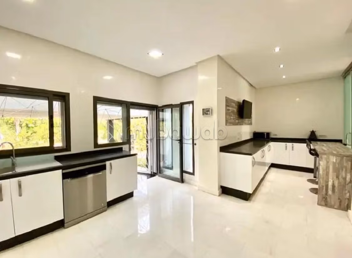 Fabulous house for sale. Dimension 561 m². Swimming pool. 