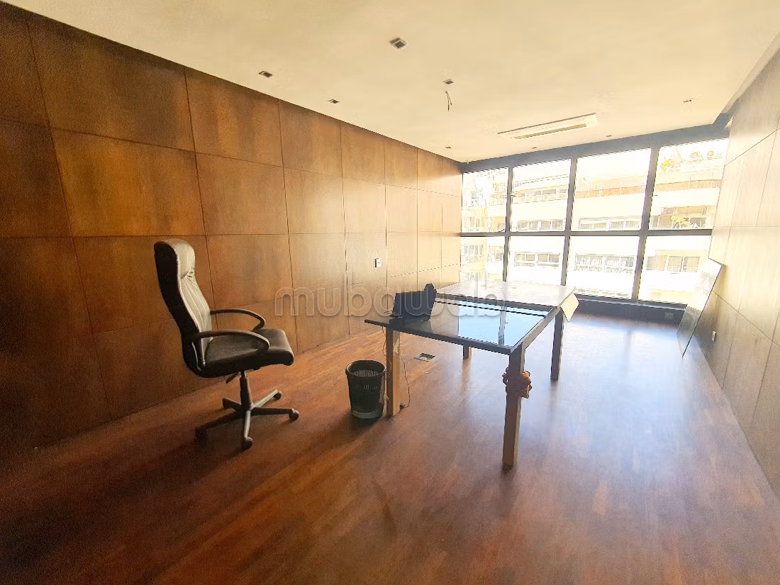 Offices for sale in Racine. Dimension 150 m². Caretaker service available, air conditioning
