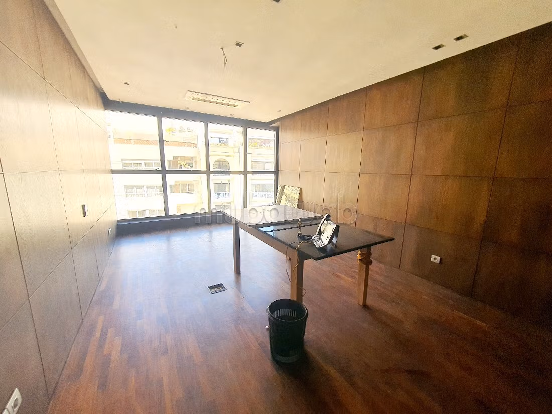 Offices for sale in Racine. Dimension 150 m². Caretaker service available, air conditioning