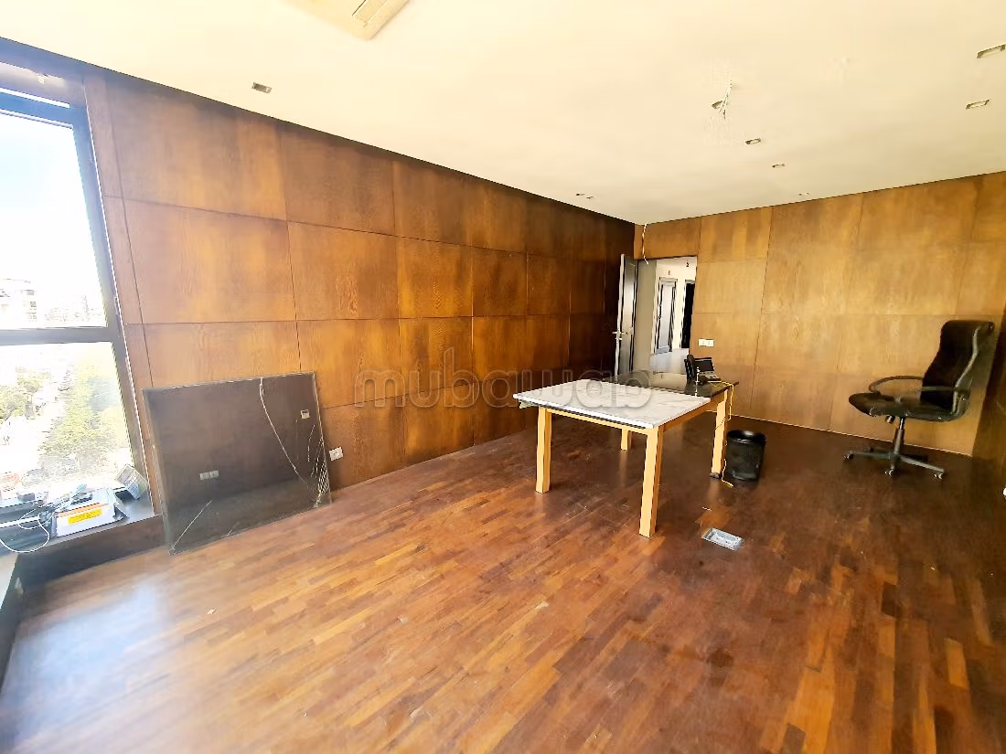 Offices for sale in Racine. Dimension 150 m². Caretaker service available, air conditioning