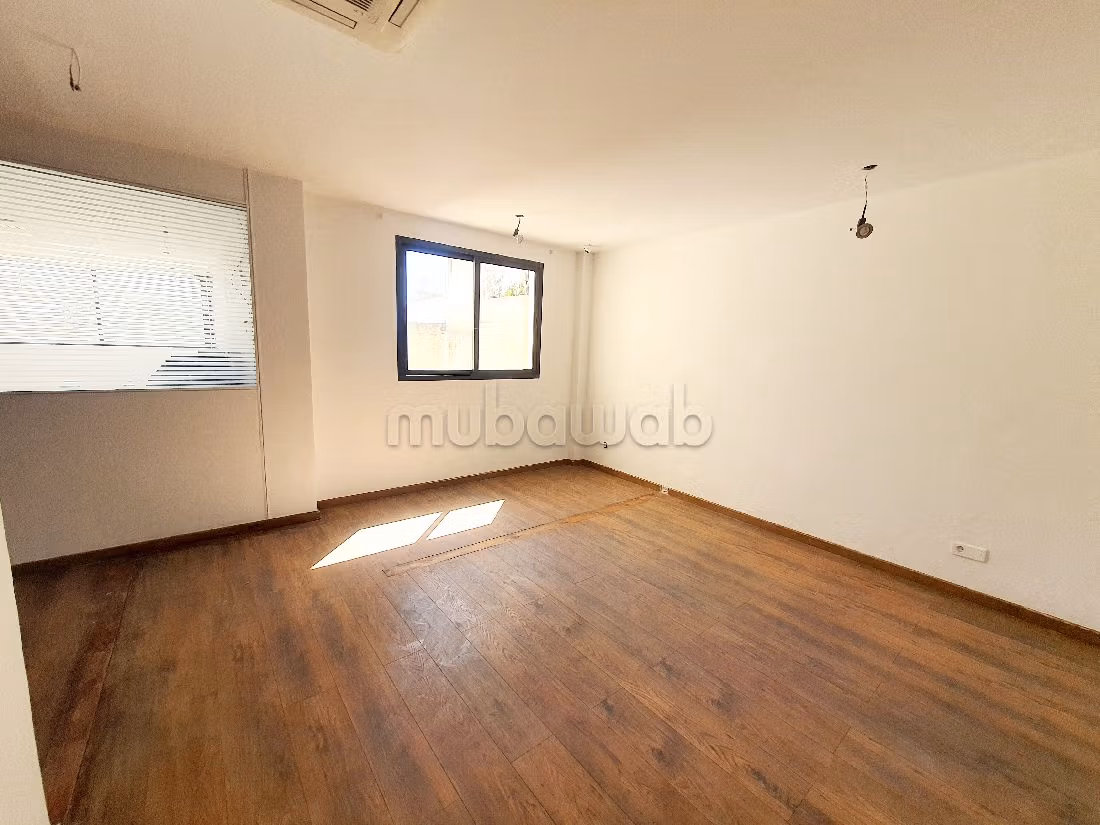 Offices for sale in Racine. Dimension 150 m². Caretaker service available, air conditioning